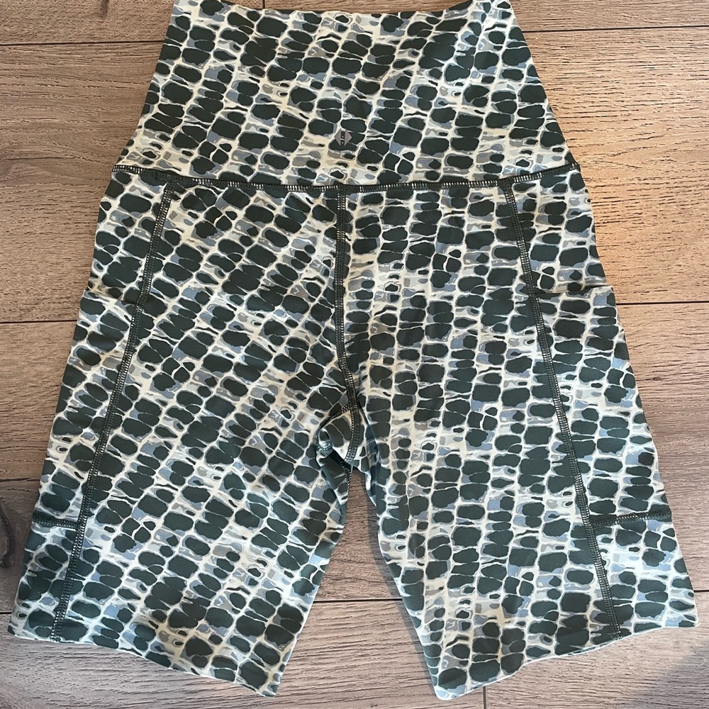 BNWT Tavi Stash & Dash Biker Short color:pebble tie dye size:XS & S - Picture 3 of 5